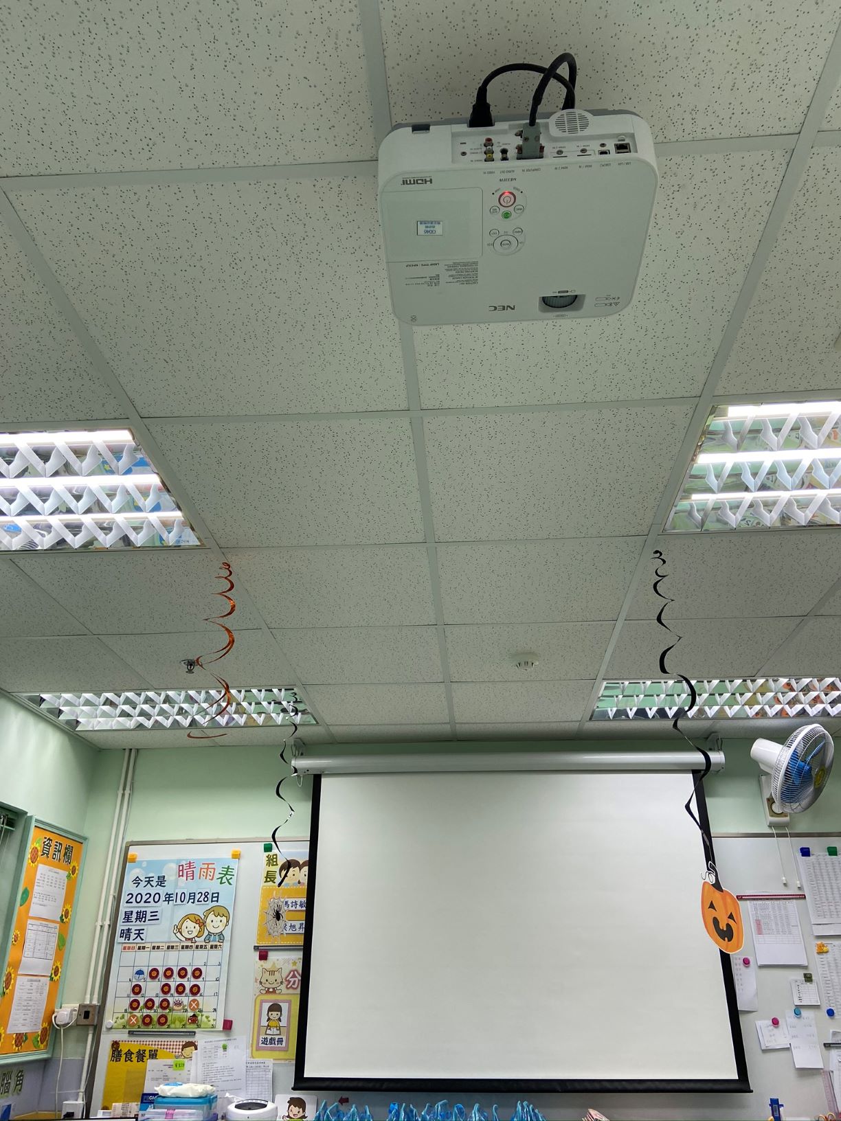 每個課室設有投影設備